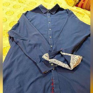 Very gently used Robert Graham Men’s Shirt in 4XLT in a beautiful jacquard Blue